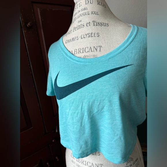 NWOT Nike Medium Dri-Fit Cropped Tee - Picture 2 of 7
